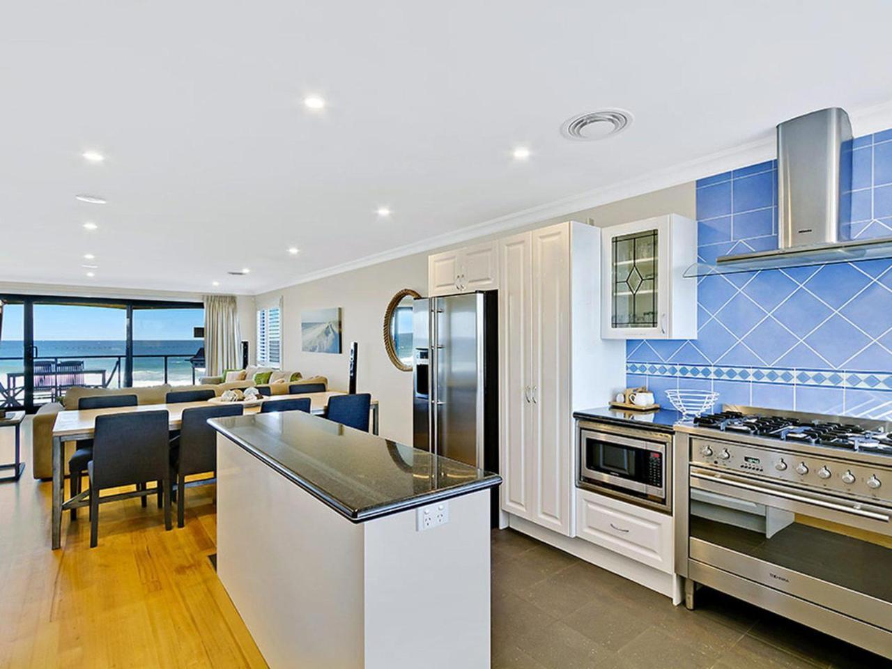 Beach Front Luxury Entrance Exterior foto